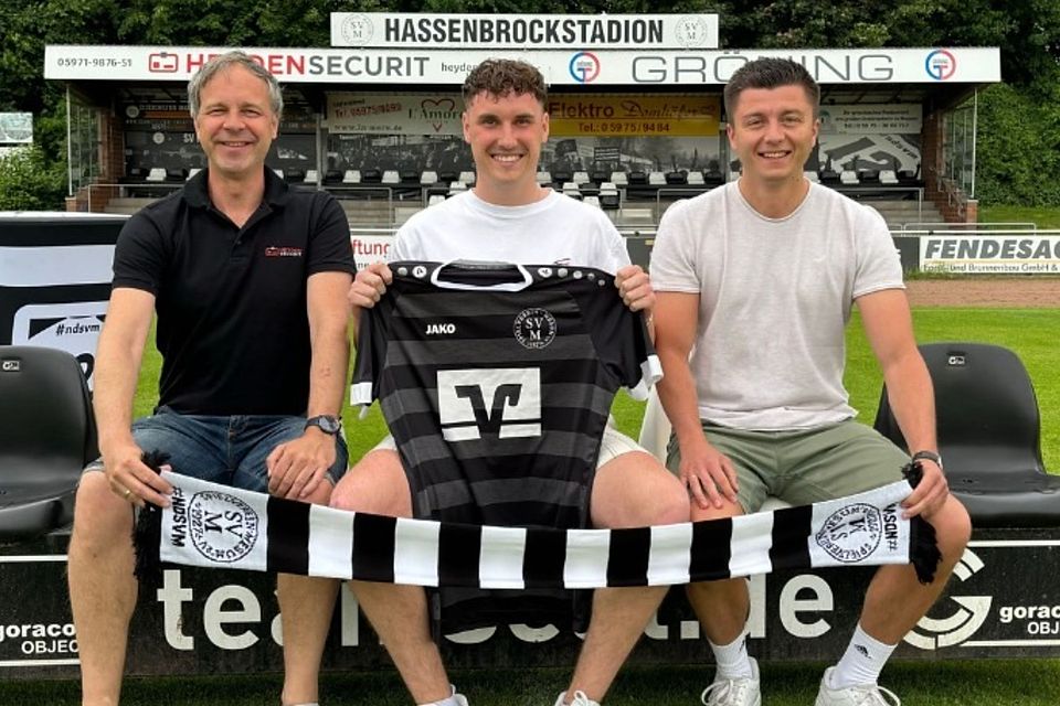 Timon Schmitz (Mitte) wird der sechste Transfer des SV Mesum.