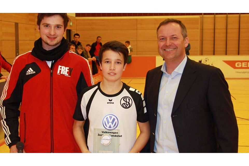 Turniersponsor Max Schierer jun. (re.) zusammen mit dem ehemaligen ASV-Jugendleiter Andreas Klebl (li.) bei der Ehrung der Individualleistungen.