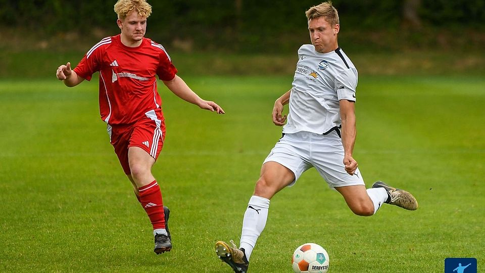 Machtdemonstration: Der Aufstiegsanwärter SG Soonwald, um Kapitän Leon Kellerer (am Ball), zerlegte die SG Gräfenbachtal (in rot) in ihre Einzelteile am ersten Spieltag der neuen Saison.
