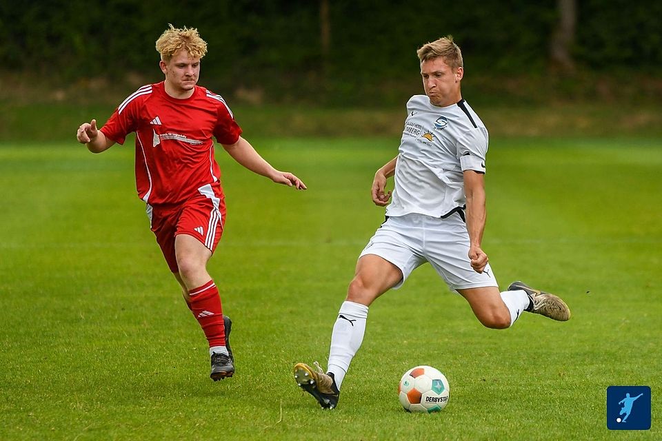 Machtdemonstration: Der Aufstiegsanwärter SG Soonwald, um Kapitän Leon Kellerer (am Ball), zerlegte die SG Gräfenbachtal (in rot) in ihre Einzelteile am ersten Spieltag der neuen Saison.