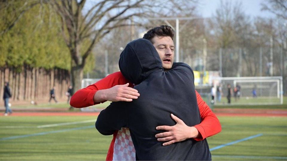 Will wieder Coachen. Trainer Dragunin Latincic mit Gojo Kolak beim Torjubel. Archivfoto:: Boor