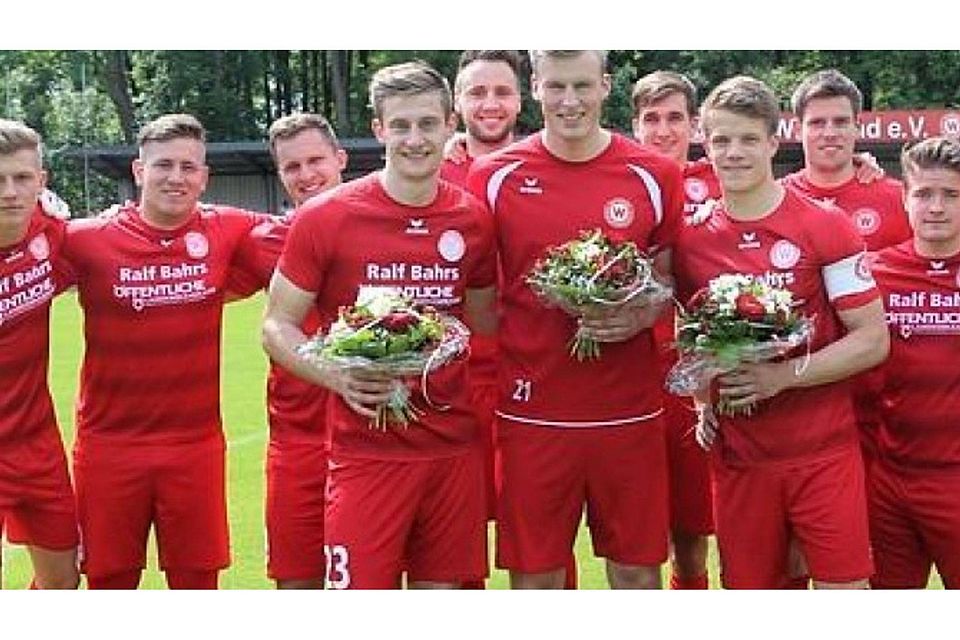 Blumen zum Abschied: Lukas Schneider (vorne, von links), Lennart Feldhus sowie Jan Lehmkuhl werden den VfL  Wildeshausen am Saisonende verlassen. Michael Hiller