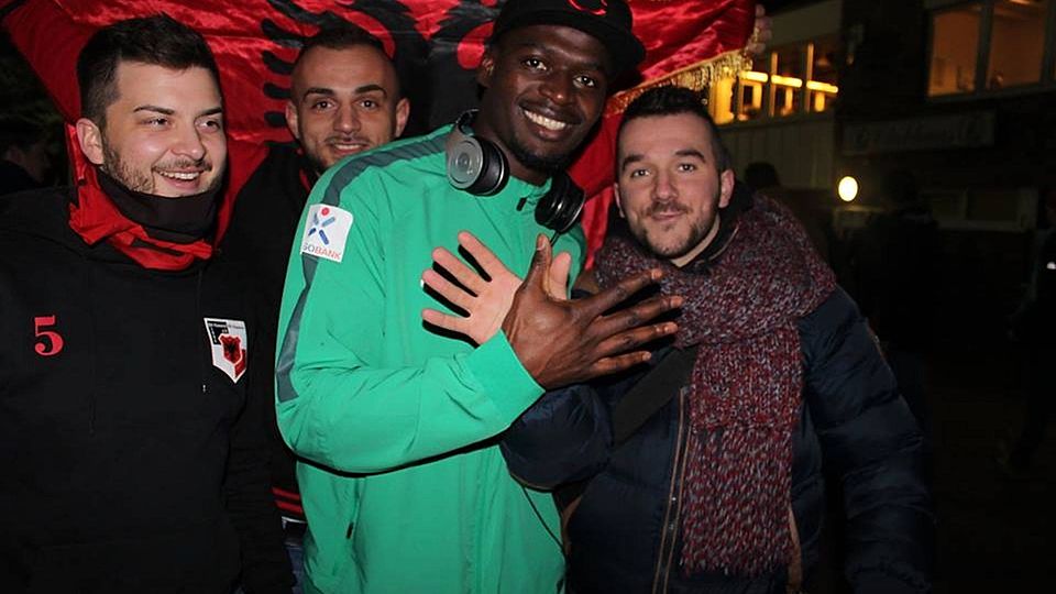 Eine besondere Geste: Assani Lukimya-Mulongoti vom SV Werder Bremen und Lirim Beqiri bilden mit den Händen den Adler des Kosovo  -  Foto: Festim Beqiri