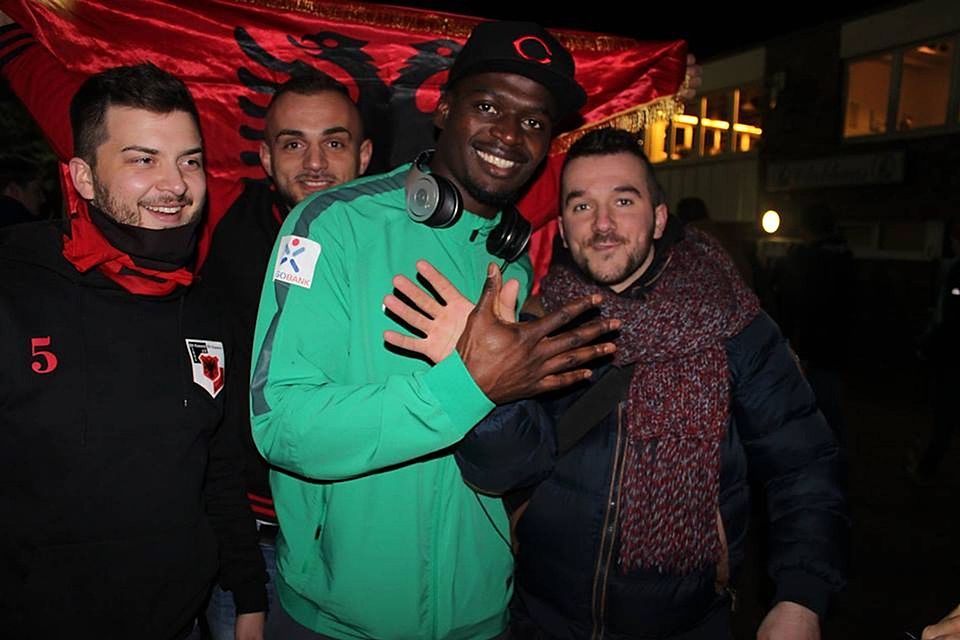 Eine besondere Geste: Assani Lukimya-Mulongoti vom SV Werder Bremen und Lirim Beqiri bilden mit den Händen den Adler des Kosovo  -  Foto: Festim Beqiri