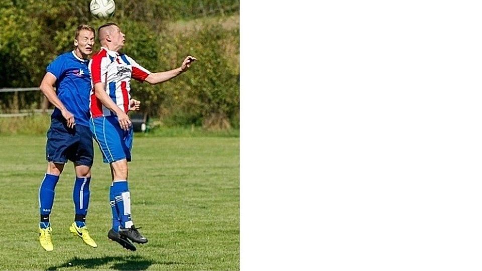 Hoch hinaus im Kellerduell: Volxheims Denis Brauner (rechts) im Kopfballduell mit Moritz Bär.