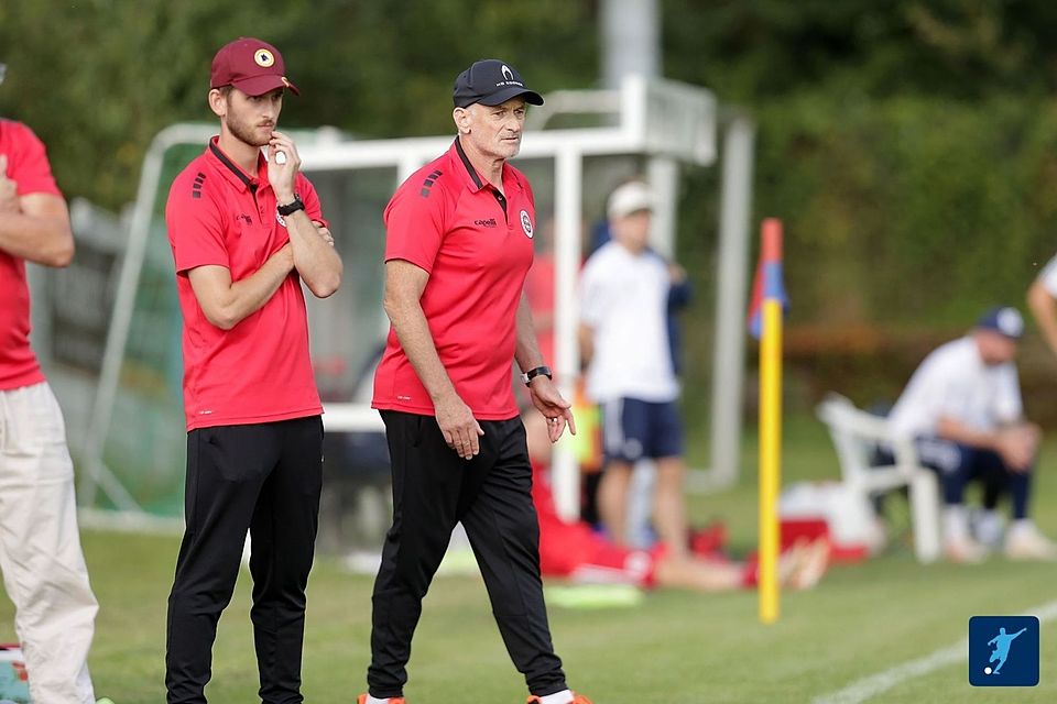 Salmrohrs Trainer Frank Theiltes (rechts) liegt die 1:4-Hinspielpleite bei der SG Laufeld noch schwer im Magen.
