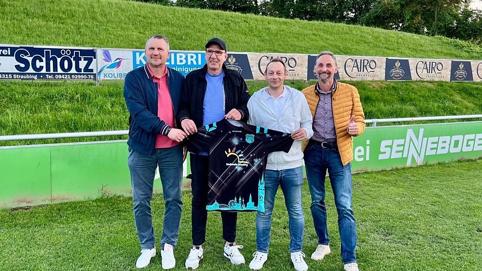 Torsten Holm (zweiter von links) ist der neue Coach des FSV VfB Straubing 