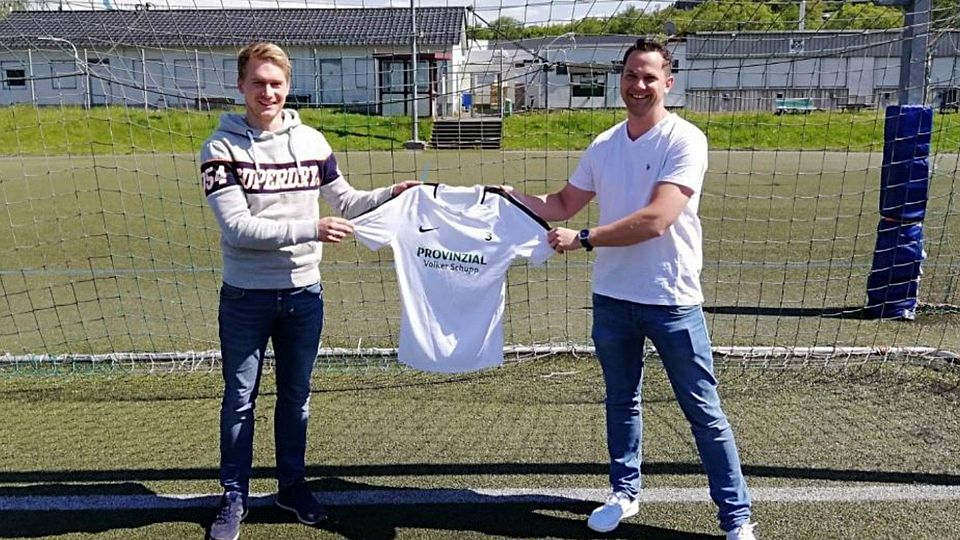 Matthias Jung (rechts) freut sich, dass Sascha Alt in der nächsten Saison das Trikot des FC Freier Grund trägt. 