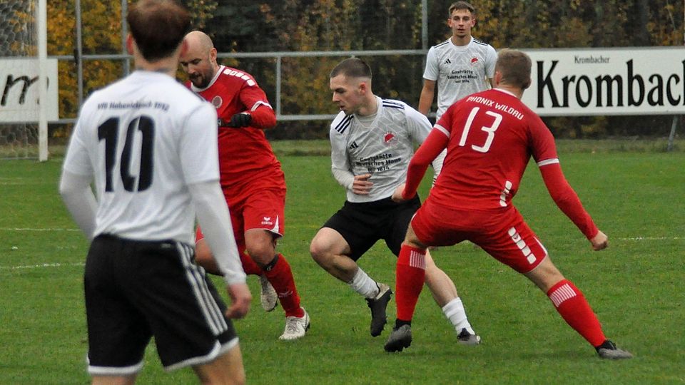 Das Hinspiel im November entschied Hohenleipisch für sich. Hier schirmt Wildaus Björn Müller (2. v.l.) den Ball vor VfB-Mittelfeldspieler Leonard Kotte ab. Weiter im Bild v.l. Doppelpacker Janek Müller (Nr. 10), Kay Heiner und Paul Niemeyer (Nr.13).