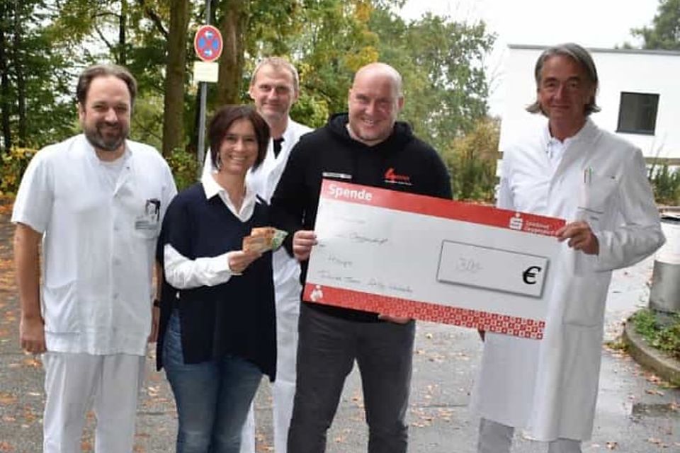 350 Euro erhielt die Kinderambulanz Deggendorf von Markus Mitterreiter (Mitte).