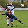 Obertraubling (dunkles Trikot) fightete sich in Mintraching zum Sieg.