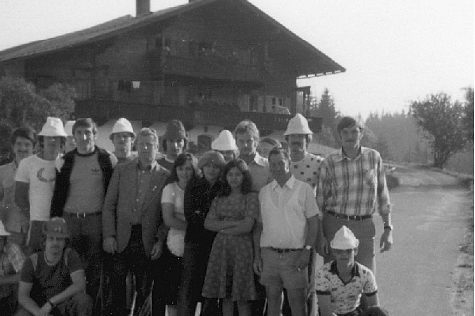 Als Belohnung für die Erfolge stiftet der Lindberger Bürgermeister, Baron von Wolffersdorff, 1976 ein Trainingslager in Kitzbühel, das mehr oder weniger ein Urlaub war.