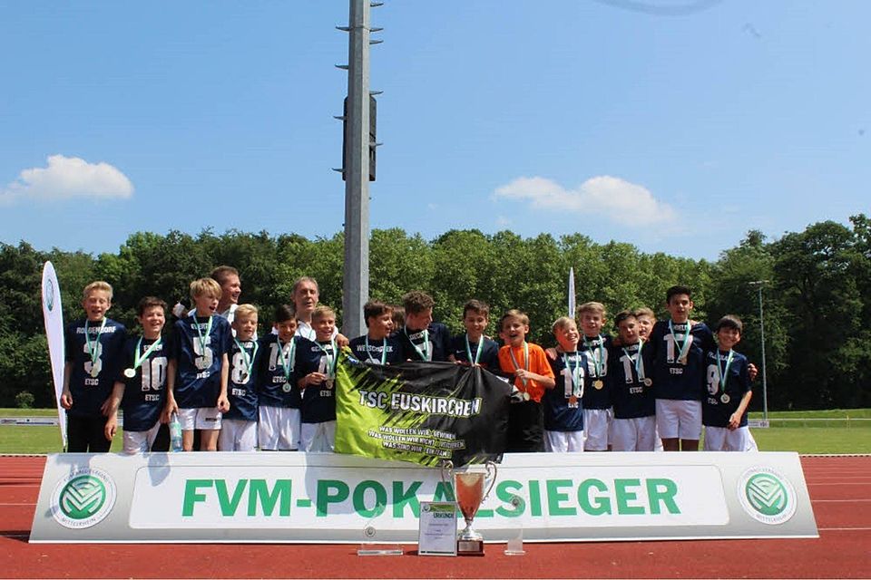 So sehen Sieger aus: Die D-Jugend des Euskirchener TSC sicherte sich mit einem 3:1-Erfolg gegen Hennef den Mittelrheinpokal. Foto: Beyers