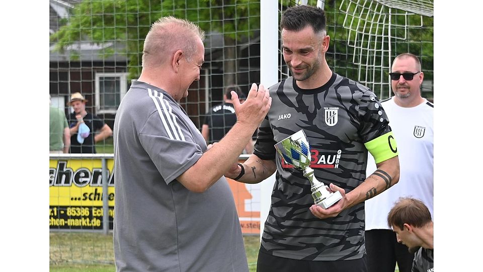 Meister-Torjäger: Daniel Mömkes mit dem Pokal für den Kreisklassen-Titel.