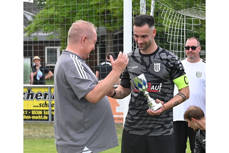 Meister-Torjäger: Daniel Mömkes mit dem Pokal für den Kreisklassen-Titel. Meister-Torjäger: Daniel Mömkes mit dem Pokal für den Kreisklassen-Titel.