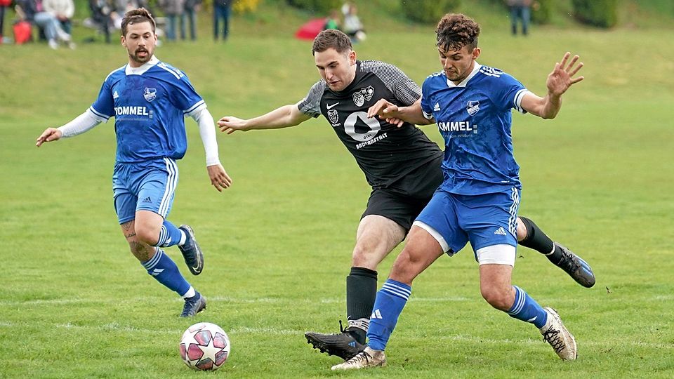 Rico Rebele (Mitte) ließ sich mit der SG Buchdorf/Daiting auch von einem Rückstand nicht beeindrucken. Am Ende hatte er die Hainsfahrter Silvan Egner (links) und Nico Leister abgehängt.