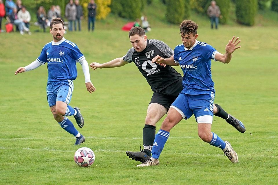 Rico Rebele (Mitte) ließ sich mit der SG Buchdorf/Daiting auch von einem Rückstand nicht beeindrucken. Am Ende hatte er die Hainsfahrter Silvan Egner (links) und Nico Leister abgehängt.