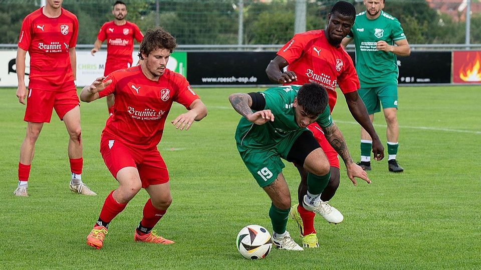 In der Hinrunde behielt Schlicht (in grün Daniel Lopez) knapp die Oberhand über Arnschwang. 