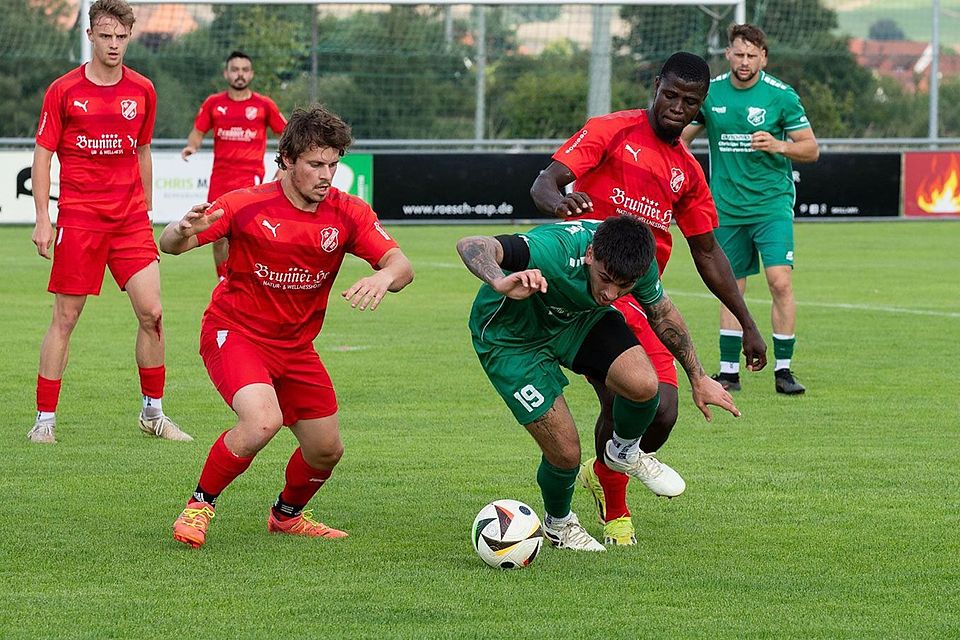 In der Hinrunde behielt Schlicht (in grün Daniel Lopez) knapp die Oberhand über Arnschwang. 