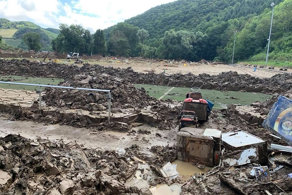 Der Sportplatz des SV Dernau während der Freilegung des Kunstrasens. 