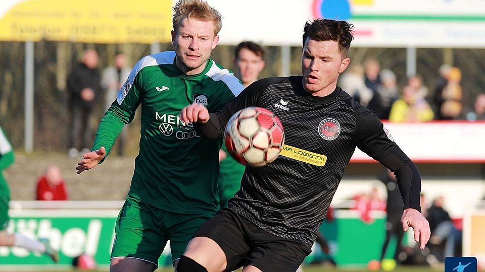 Der FC Gütersloh (links), hier im Spiel gegen den FC Eintracht Rheine, hat mächtig aufgerüstet.