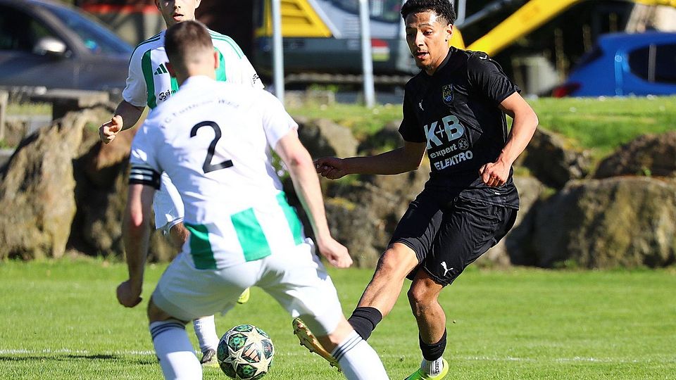 Dribbelt künftig im Trikot des SC Luhe-Wildenau: Matthew Carswell (rechts).