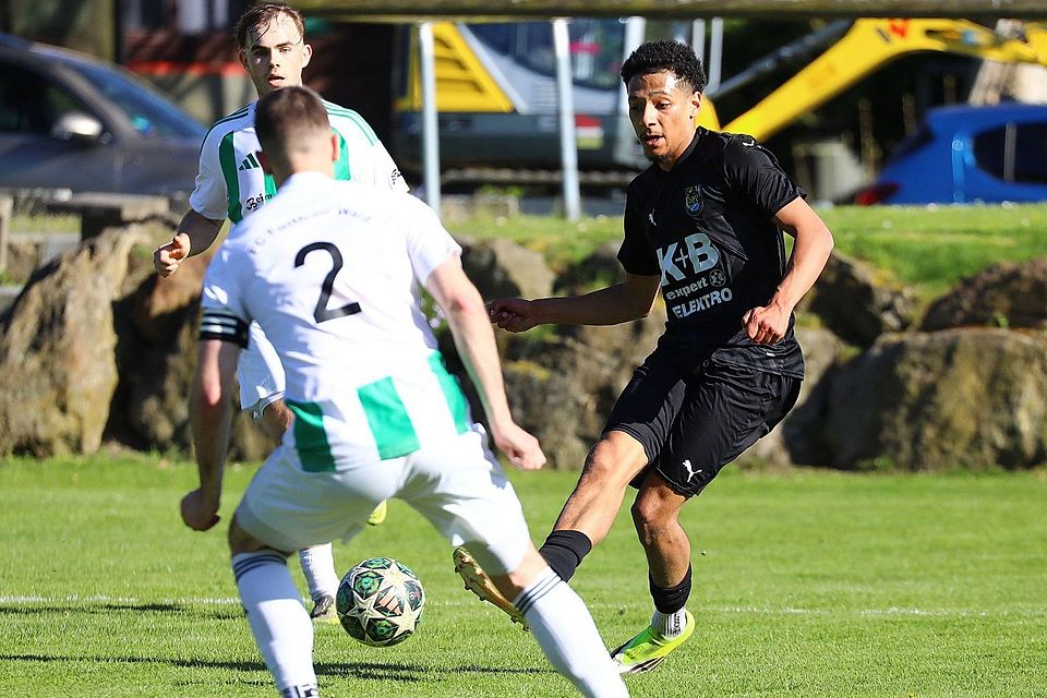 Dribbelt künftig im Trikot des SC Luhe-Wildenau: Matthew Carswell (rechts). Dribbelt künftig im Trikot des SC Luhe-Wildenau: Matthew Carswell (rechts).