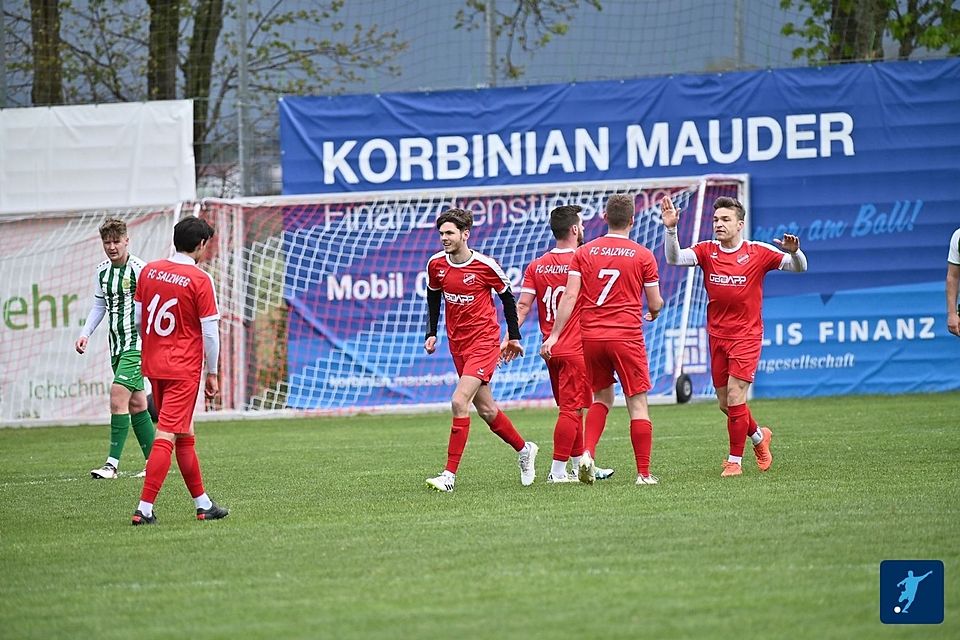 Das Verfolgerduell der Kreisliga Passau hat der FC Salzweg (in rot) gegen den TSV Karpfham für sich entschieden.