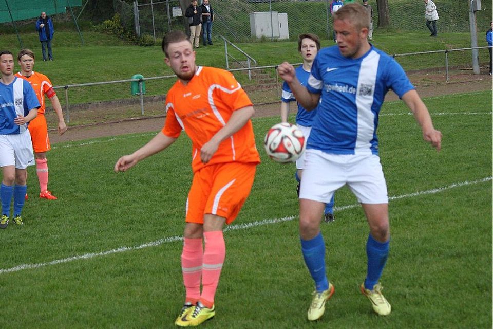 <b>F: Heist< Ahnatals Fabio Rumpf (r.) hier im Duell mit Hertingshausens Kevin Klingmann, will ins Viertelfinale