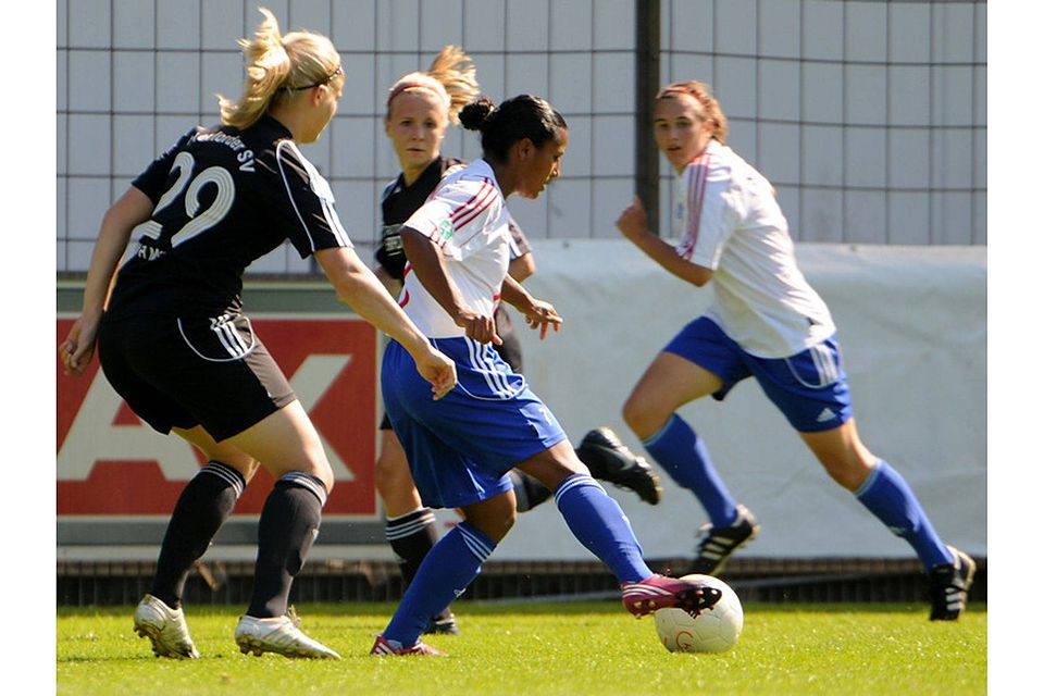 Den Ausgleichstreffer beim 2:2-Unentschieden in Herford erzielte Meppens StÃ¼rmerin Nangila van Eyck (hier eine Szene aus dem Hinspiel). Foto: Doris LeiÃŸing