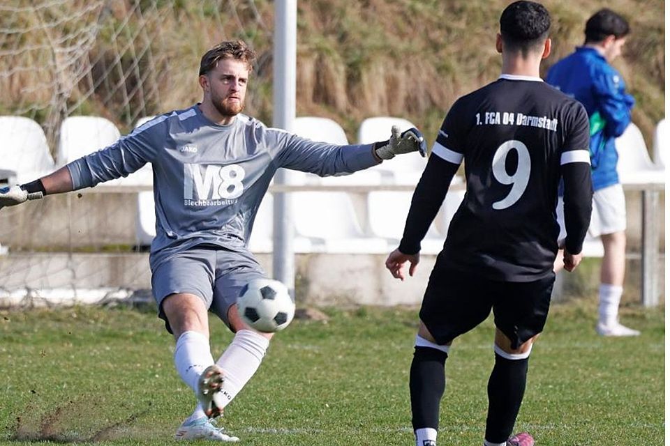 Torschütze: Sebastian Schreiber musste für die SG Langstadt/Babenhausen  im Feld ran und erzielte prompt einen Treffer.	Foto: Peter Henrich