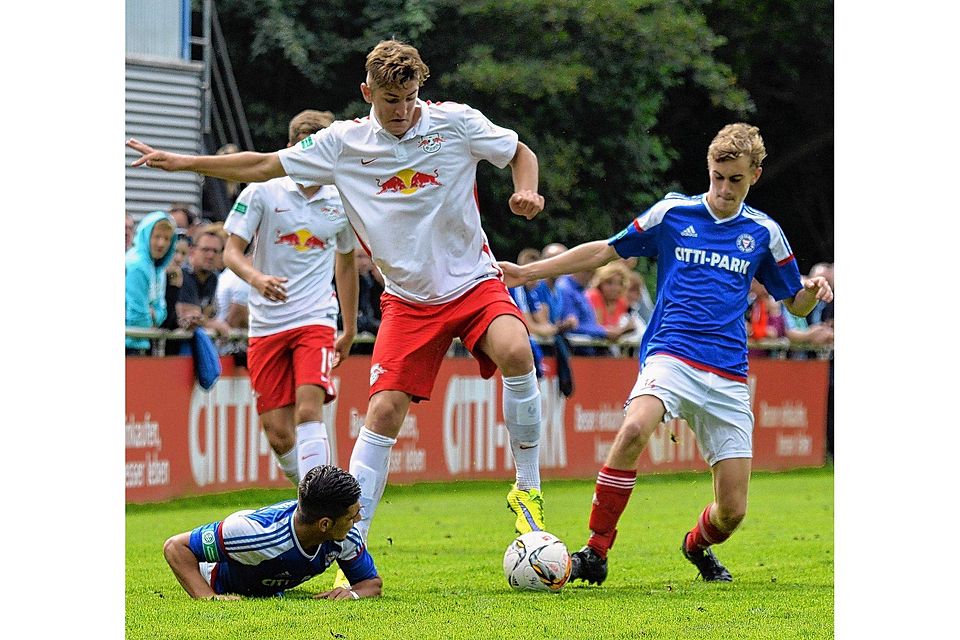 Kiels Außenverteidiger Vincent Pieter Born (re.) im Kampf um den Ball mit dem RB-Abwehrhünen Julian Chabot. Foto: Stieh