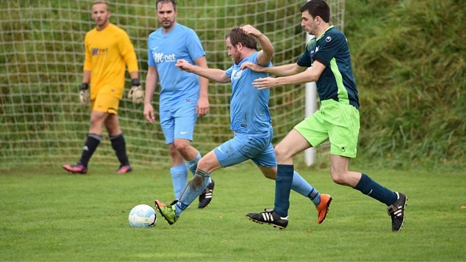 Ein Spiel mit hohem Unterhaltungswert liefern sich die SG Vonhausen/Eckartshausen (rechts Timo Steinbring) und die FSG Geiß-Nidda/Borsdorf/Ober-Widdersheim (am Ball Simon Edelmann). Endstand: 6:5.	Foto: erg