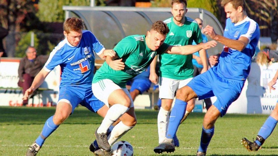 Riccardo Ferraro (grün im Vordergrund) weiß wie man sich durchsetzt. Die Reserve von Phönix München spürte dies am eigenen Leib.