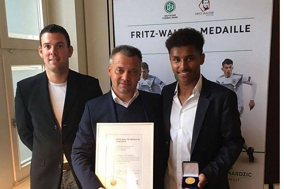 Karim Adeyemi (r.) mit Haching-Präsident Manni Schwabl und U19-Trainer Marc Unterberger (li.) bei der Verleihung der Fritz-Walter-Medaille im August. SpVgg Unterhaching