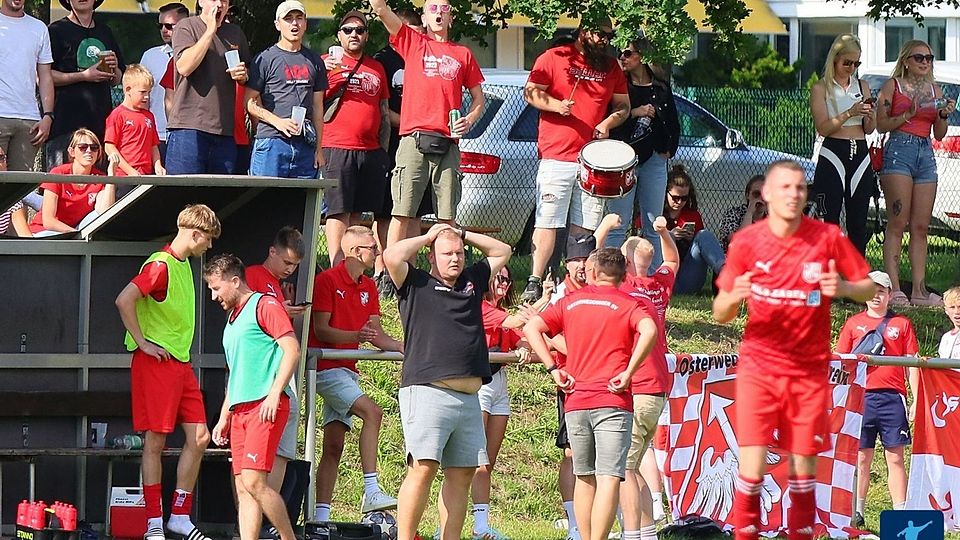Sekunden vor dem großen Jubel: Im Sommer 2024 feierte Sven Sablotny (in schwarz) den Landesklasse-Aufstieg mit dem Osterweddinger SV.