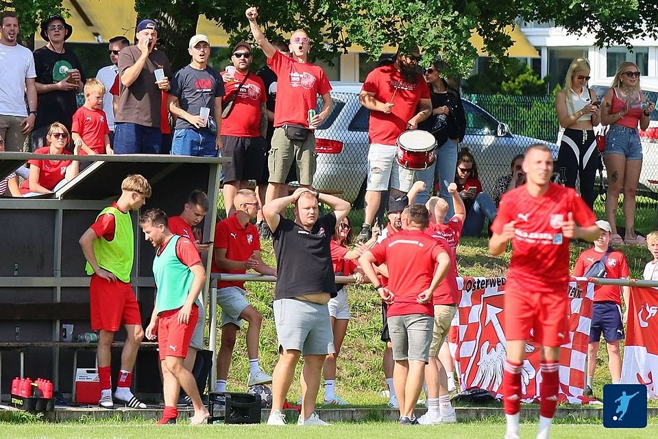 Sekunden vor dem großen Jubel: Im Sommer 2024 feierte Sven Sablotny (in schwarz) den Landesklasse-Aufstieg mit dem Osterweddinger SV.