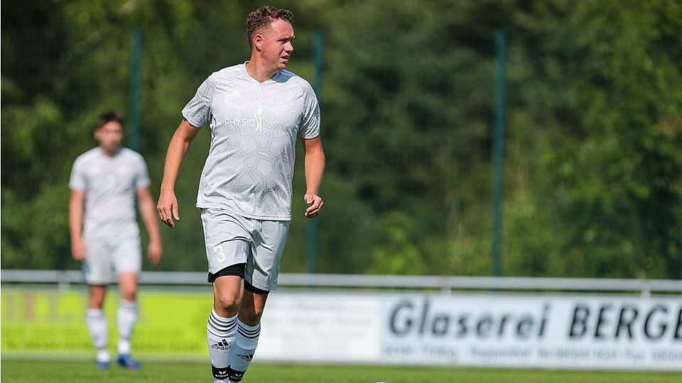 Das eigentlich Unvorstellbare ist eingetragen: Tobias Irlesberger spielt Fußball - aber nicht im Trikot des TV Freyung.