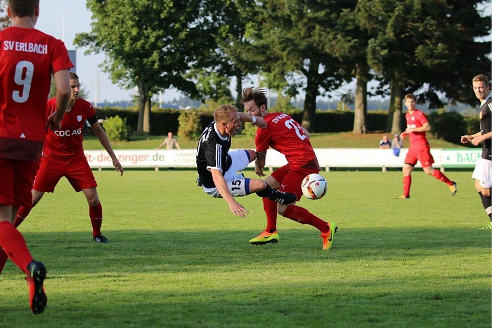 Ausgehebelt: Marco Kluge (li.) und der TSV Vilsbiburg mussten auch gegen Erlbach eine Niederlage quittieren. F: Schmideder