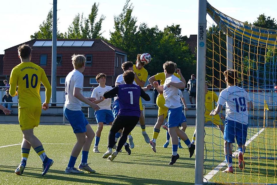 Hannes Kaminski sorgt mit seinem Kopfball nach Ecke früh für die 1-0-Führung des OTSV. 