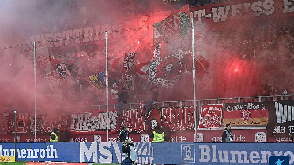 RWE-Fans mit fraglichem Flyer