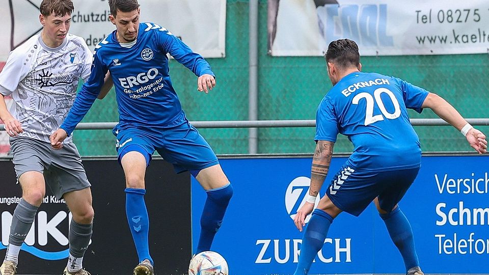 Die Ecknacher Michael Eibel (Mitte) und Angela Jakob (rechts) übernehmen im Winter als Spielertrainerduo beim FC Affing.