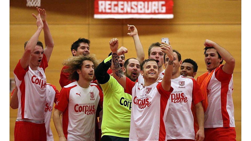 Ab aufs Sieger-Selfie: die Futsalspezialisten des SSV Jahn 1889 um Lucas Kruel (Mi.) hatte in der Futsal Bayernliga bis dato einiges zu jubeln. Gegen Bayreuth geht es nun um den Regionalliga-Aufstieg. F: Brüssel