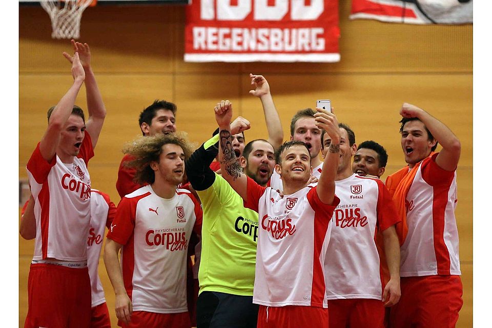 Ab aufs Sieger-Selfie: die Futsalspezialisten des SSV Jahn 1889 um Lucas Kruel (Mi.) hatte in der Futsal Bayernliga bis dato einiges zu jubeln. Gegen Bayreuth geht es nun um den Regionalliga-Aufstieg. F: Brüssel