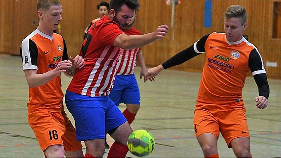 Erfolgreich gedoppelt: Zwei Mindelzeller lassen den Spieler des FV Bosporus Thannhausen nicht zur Entfaltung kommen; am Ende jagen sie ihm den Ball ab.  Foto: Ernst Mayer