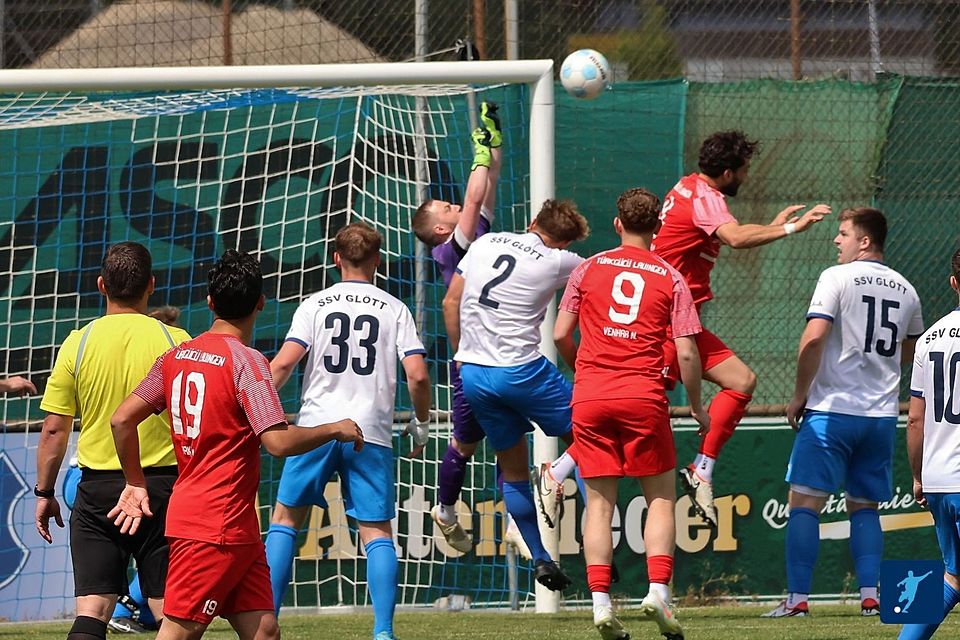 Glötts Keeper Dennis Waidele (im Hintergrund) musste sich mächtig strecken, um mit den Lilien den einen Punkt gegen Türk Gücü Lauingen festzuhalten.