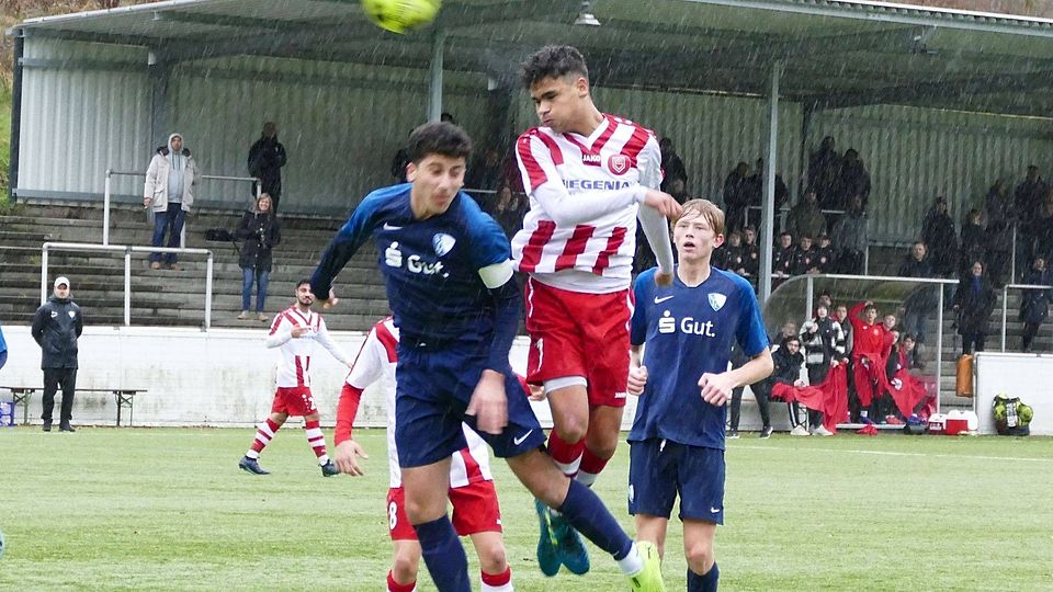 Die Siegener B-Junioren (rot-weiß-gestreifte Trikots) erkämpften sich im Heimspiel gegen den VfL Bochum 2. ein Unentschieden.