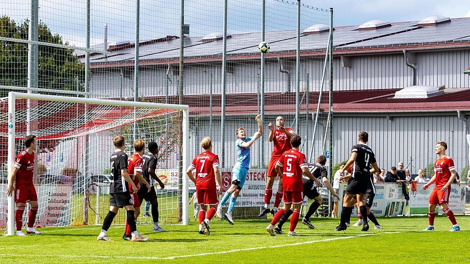 Kein Sieg in Sicht: Auch beim vergangenen Heimspiel gegen den TSV Erding gelang dem SV Miesbach (rot) kein Erfolg. An diesem Samstag soll es endlich klappen.