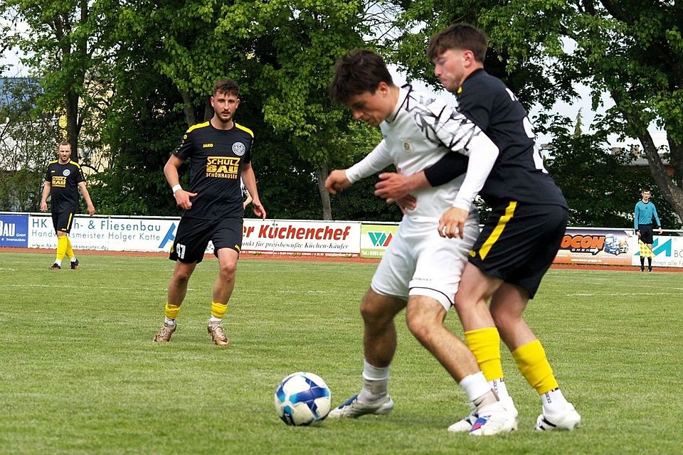 Der VfB Ottersleben (in weiß) könnte sich unter Umständen schon zum Meister krönen, der SV Preußen Schönhausen könnte - wenn alles gegen ihn läuft - bereits absteigen.