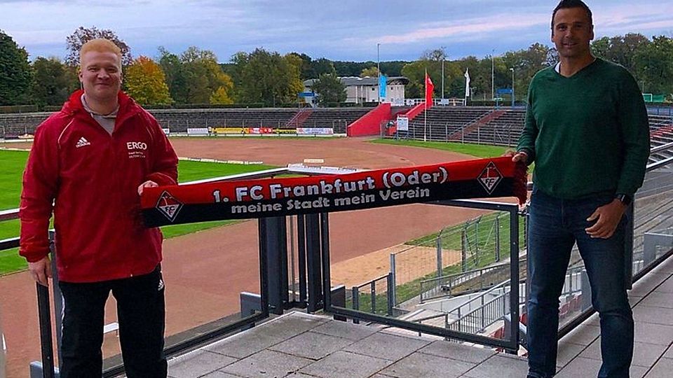 Der ehemalige Trainer Jan Mutschler übergibt dem neuen Trainer Thorsten Beck den Vereinsschal. 